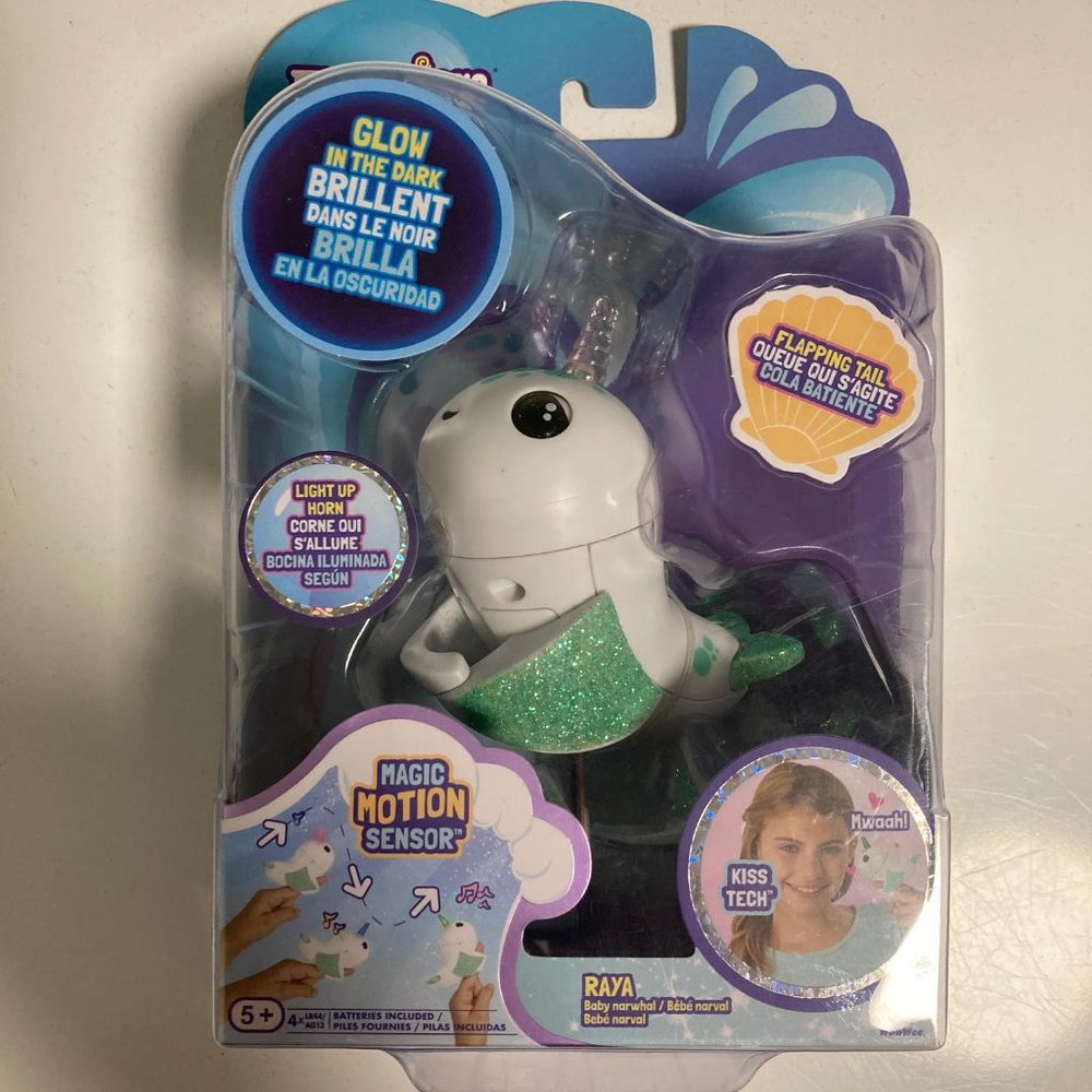 Fingerlings--Raya (White and Green) Interactive Glitter Narwhal by WowWee Toys
